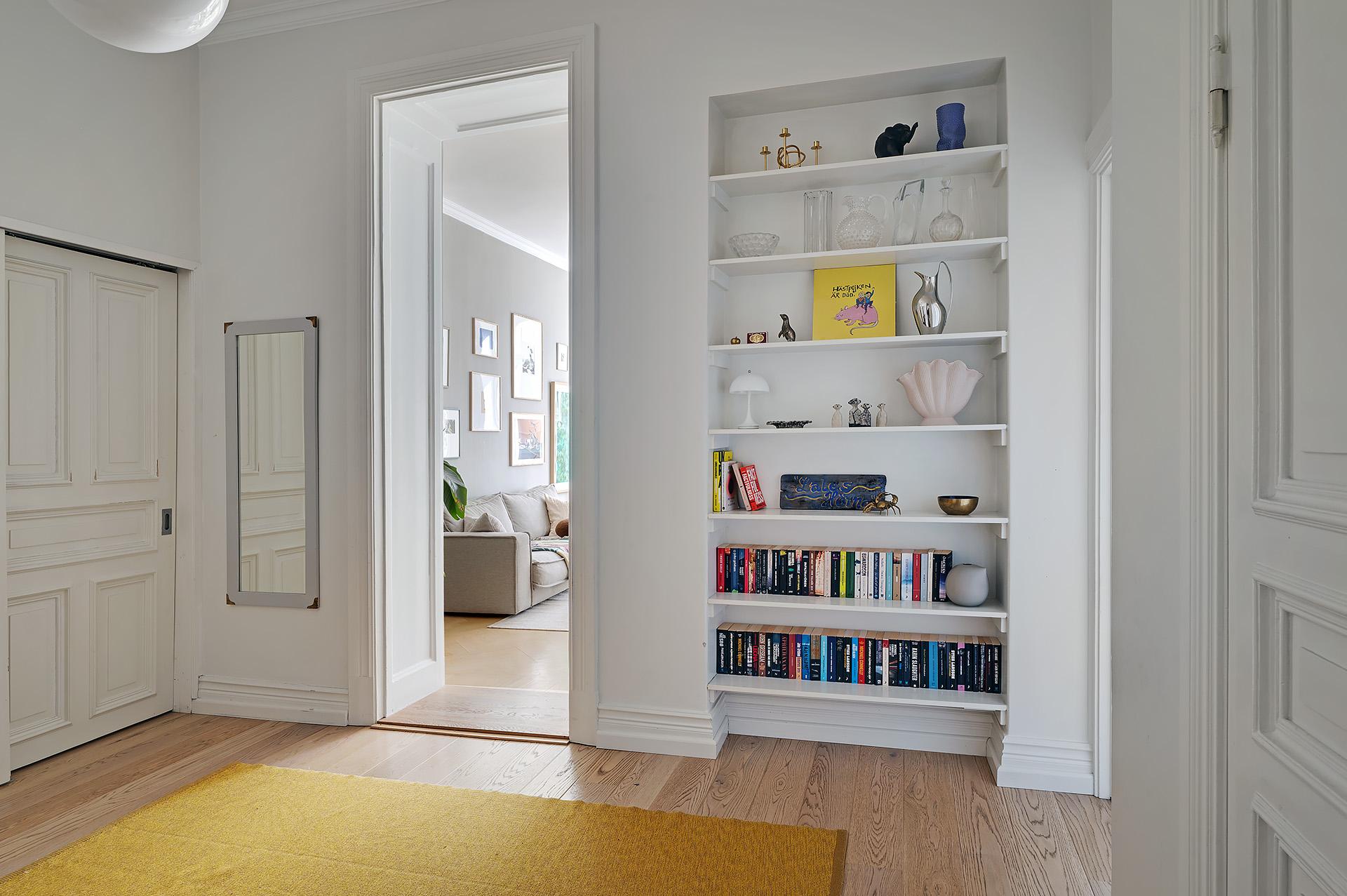 entrée avec niche bibliothèque