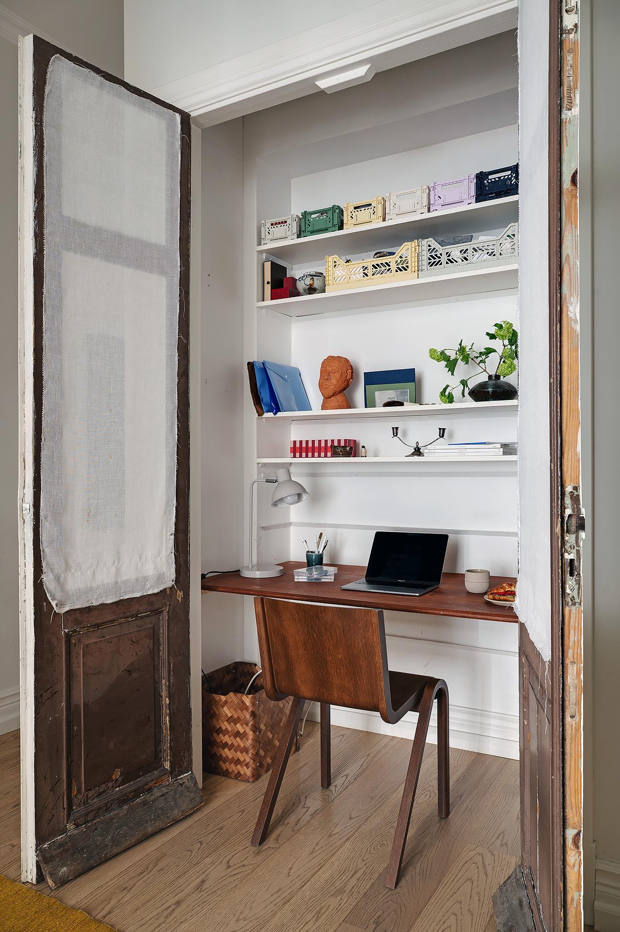 entrée avec bureau dans un placard fermé par portes