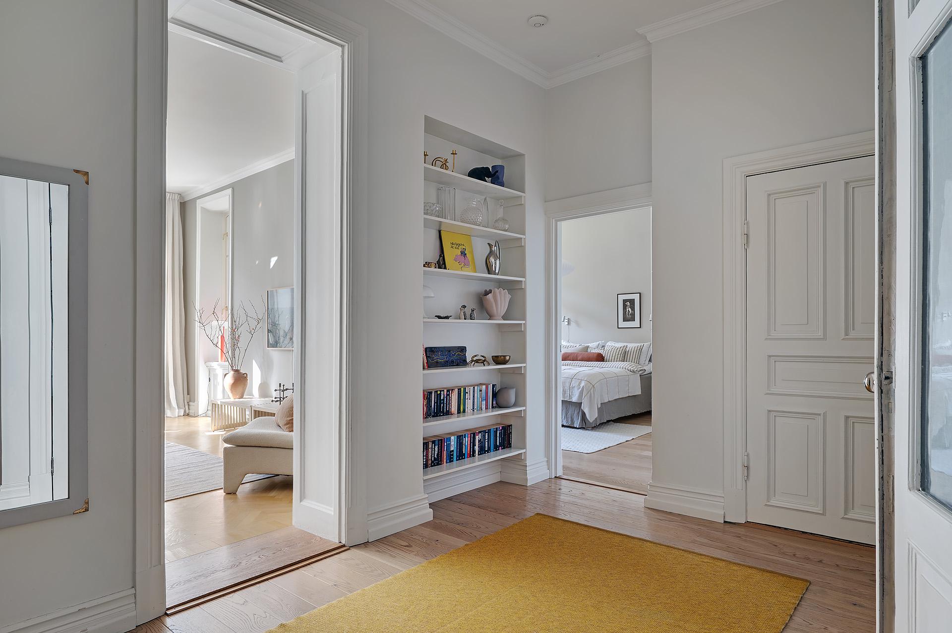 entrée avec bibliothèque dans niche