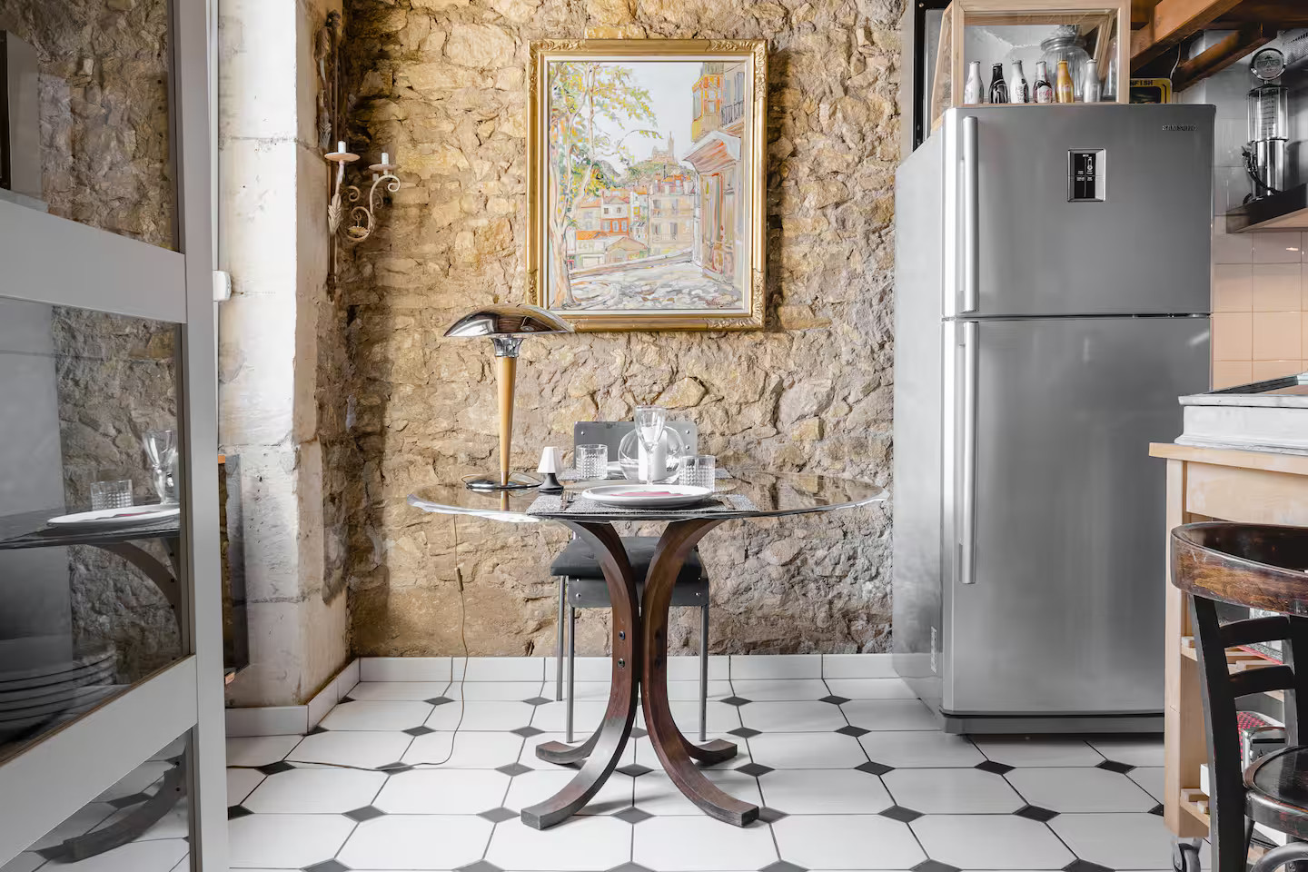 salon murs de pierres appartement Marseille