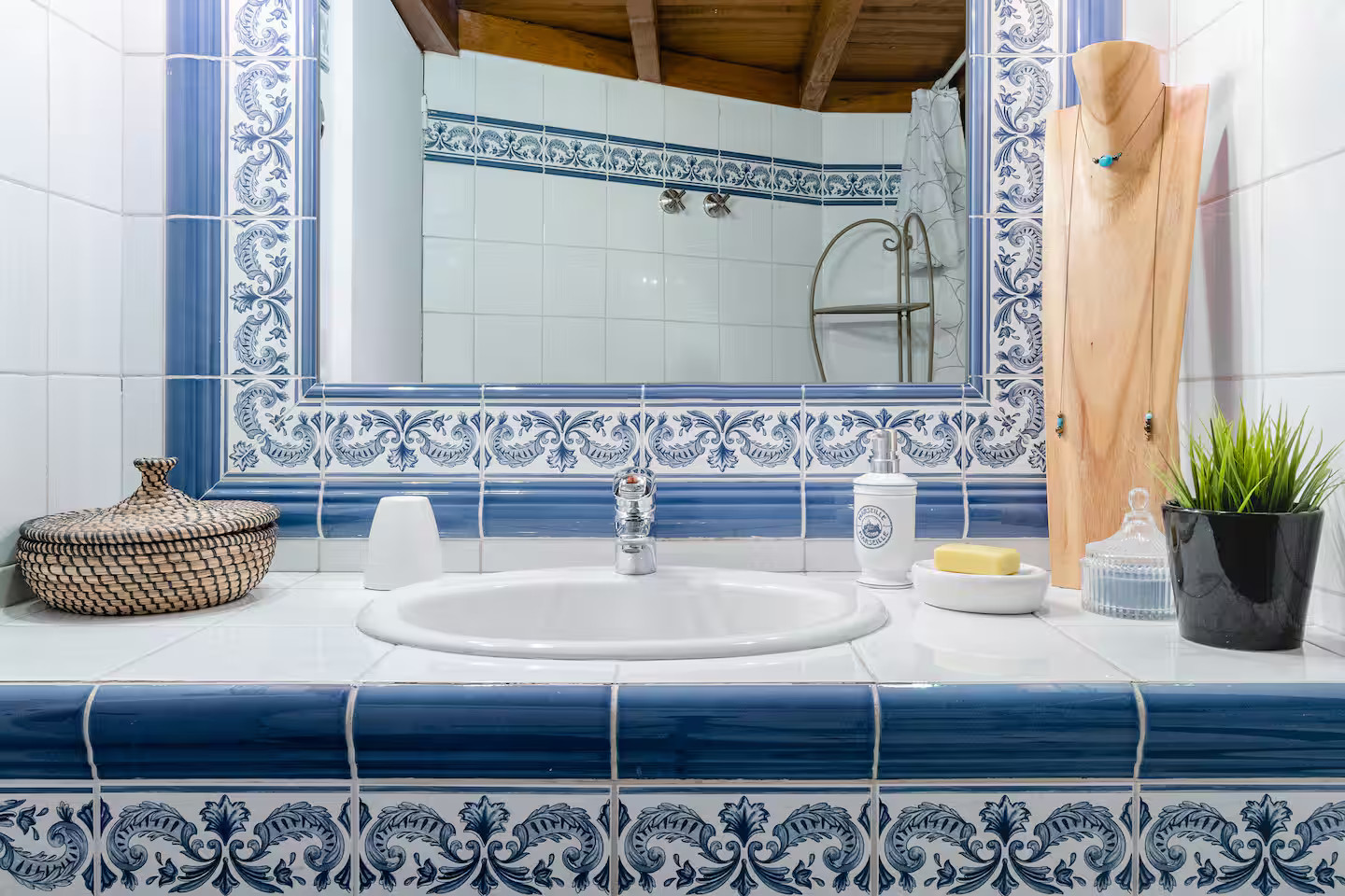 salle de bain bleue et blanche