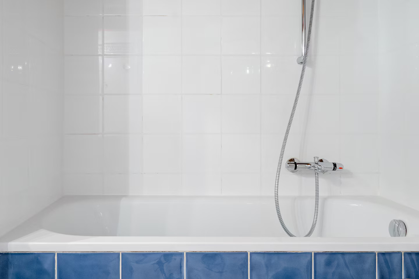 salle de bain bleue et blanche
