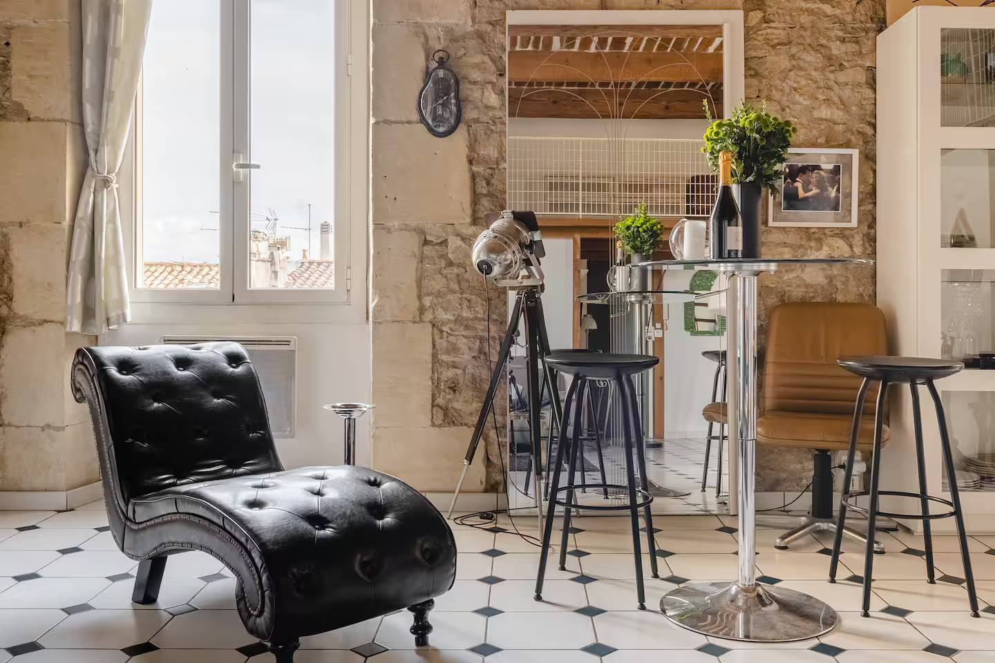 salon murs de pierres appartement Marseille