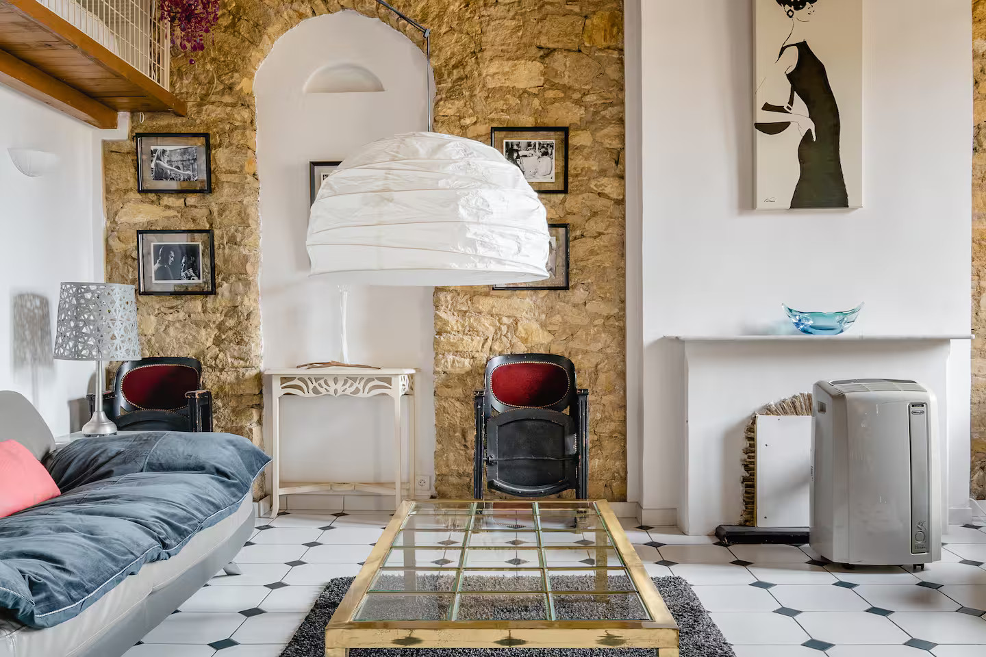 salon murs de pierres appartement Marseille