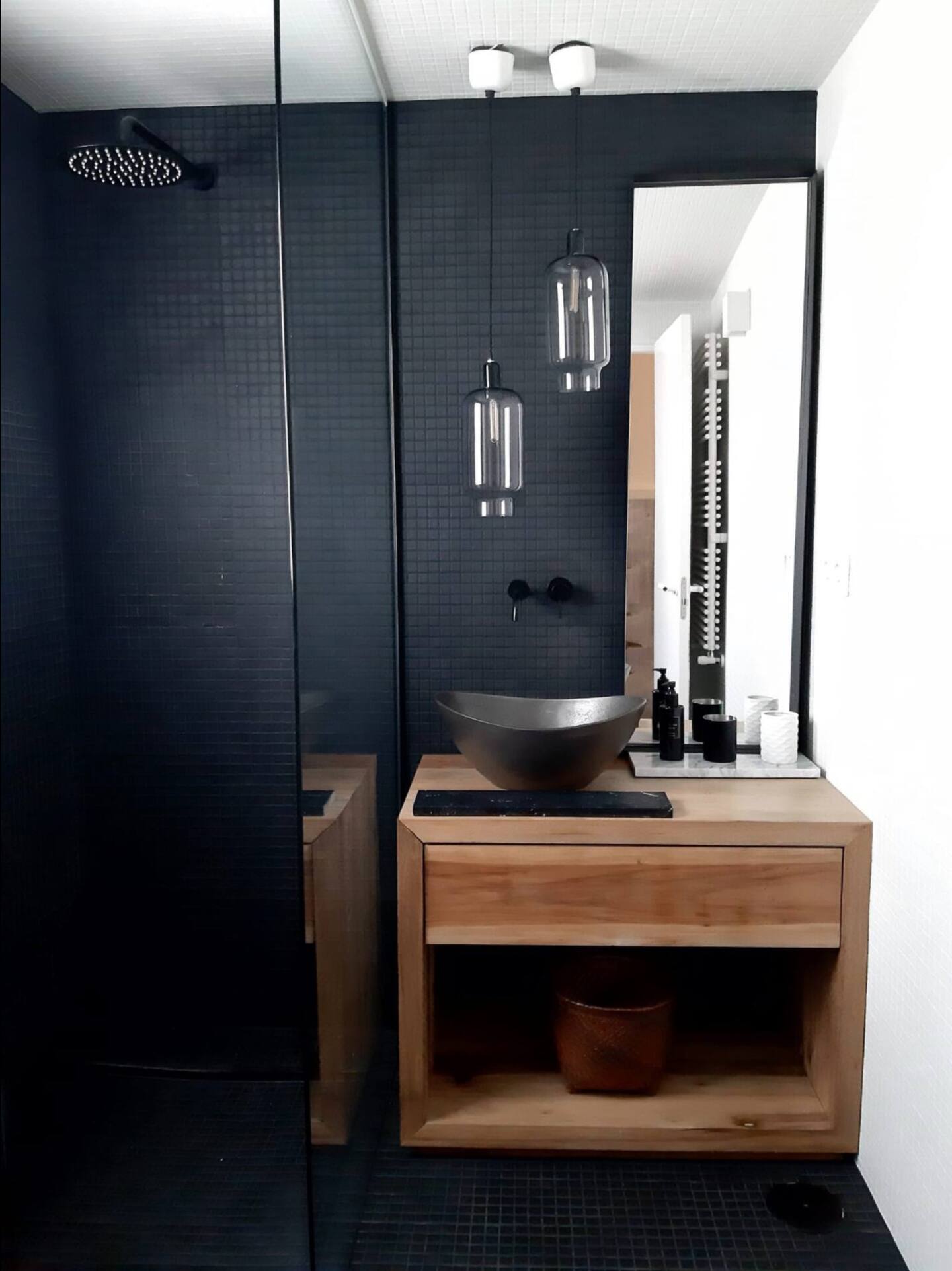 salle de bain petits carreaux anthracite