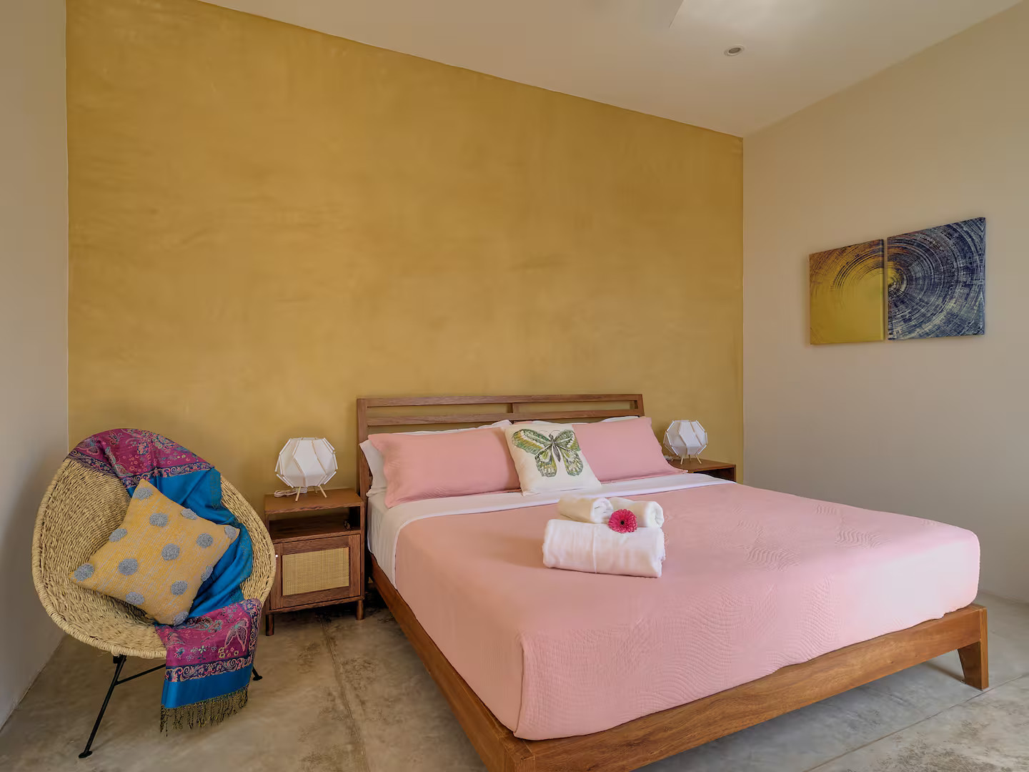 chambre jaune et rose maison avec piscine Mexique