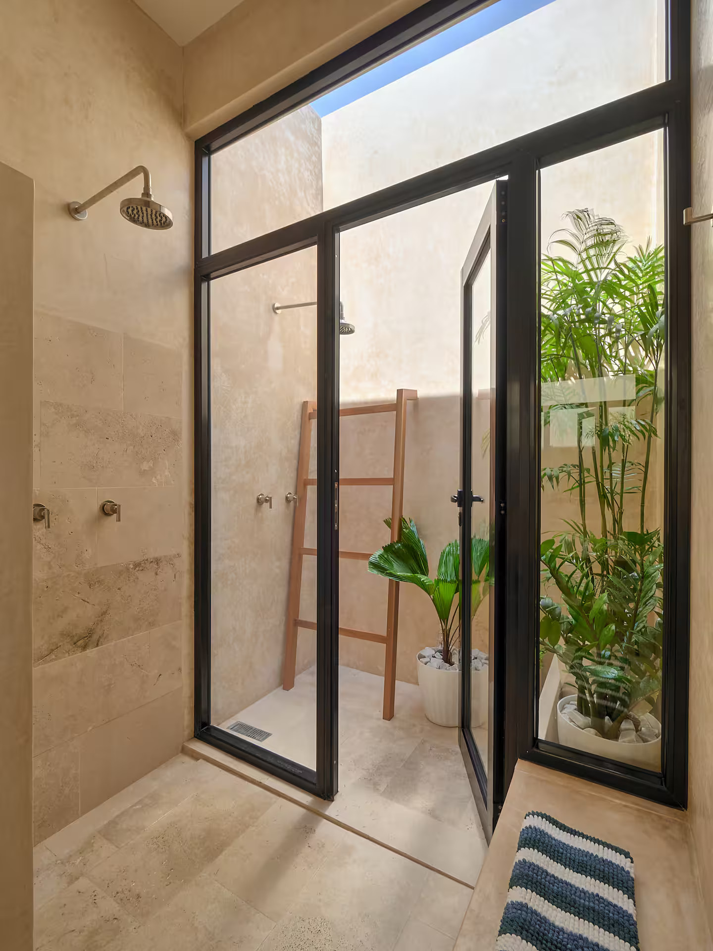 douche italienne avec baie vitrée sur patio