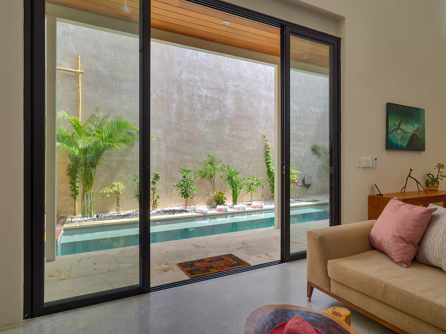 salon décoration contemporaine maison avec piscine Mexique