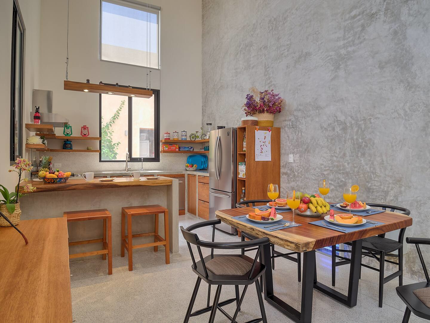 cuisine ouverte et salle à manger maison avec piscine Mexique