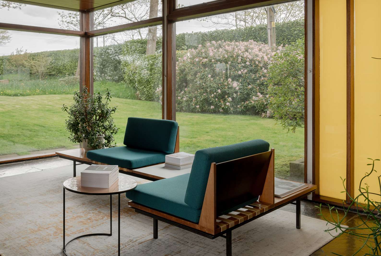 salon maison mid-century par l salon maison mid-century par l'architecte Peter Womersley 1954 en Angleterre