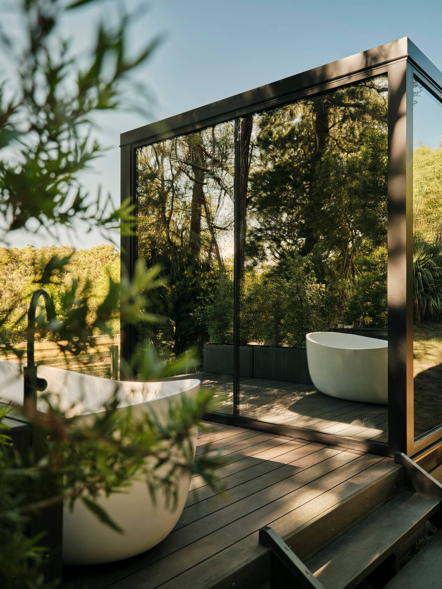 petite maison miroir de 19m2 avec baignoire sur la terrasse fabricant Alphaline petite maison miroir de 19m2 avec baignoire sur la terrasse fabricant Alphaline