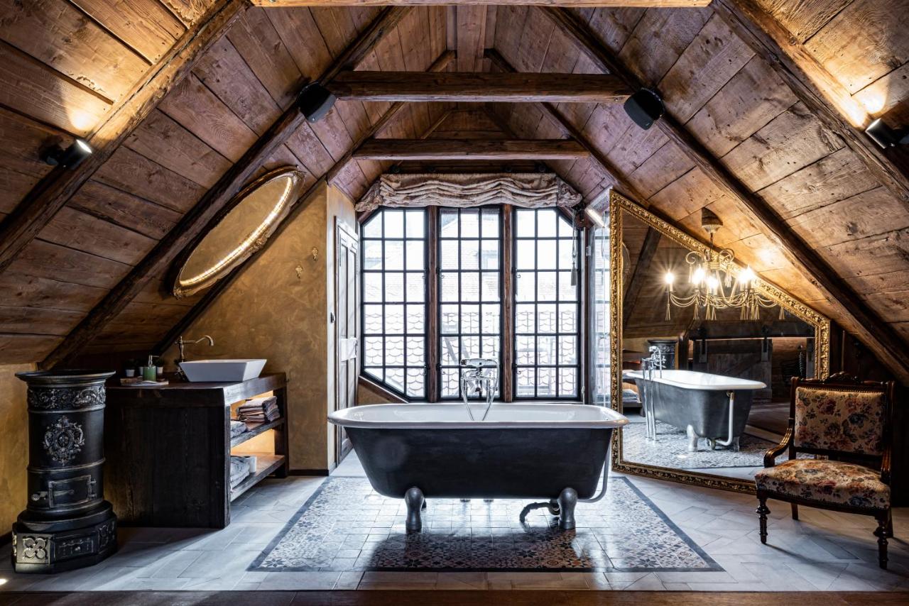 salle de bain mansardée avec poutres et fenêtre décoration rustique chic salle de bain mansardée avec poutres et fenêtre décoration rustique chic