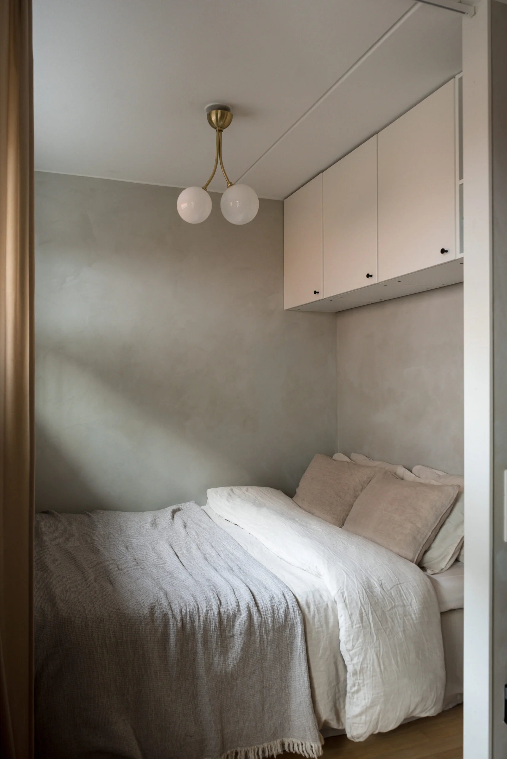 espace chambre derrière rideau studio 36m2