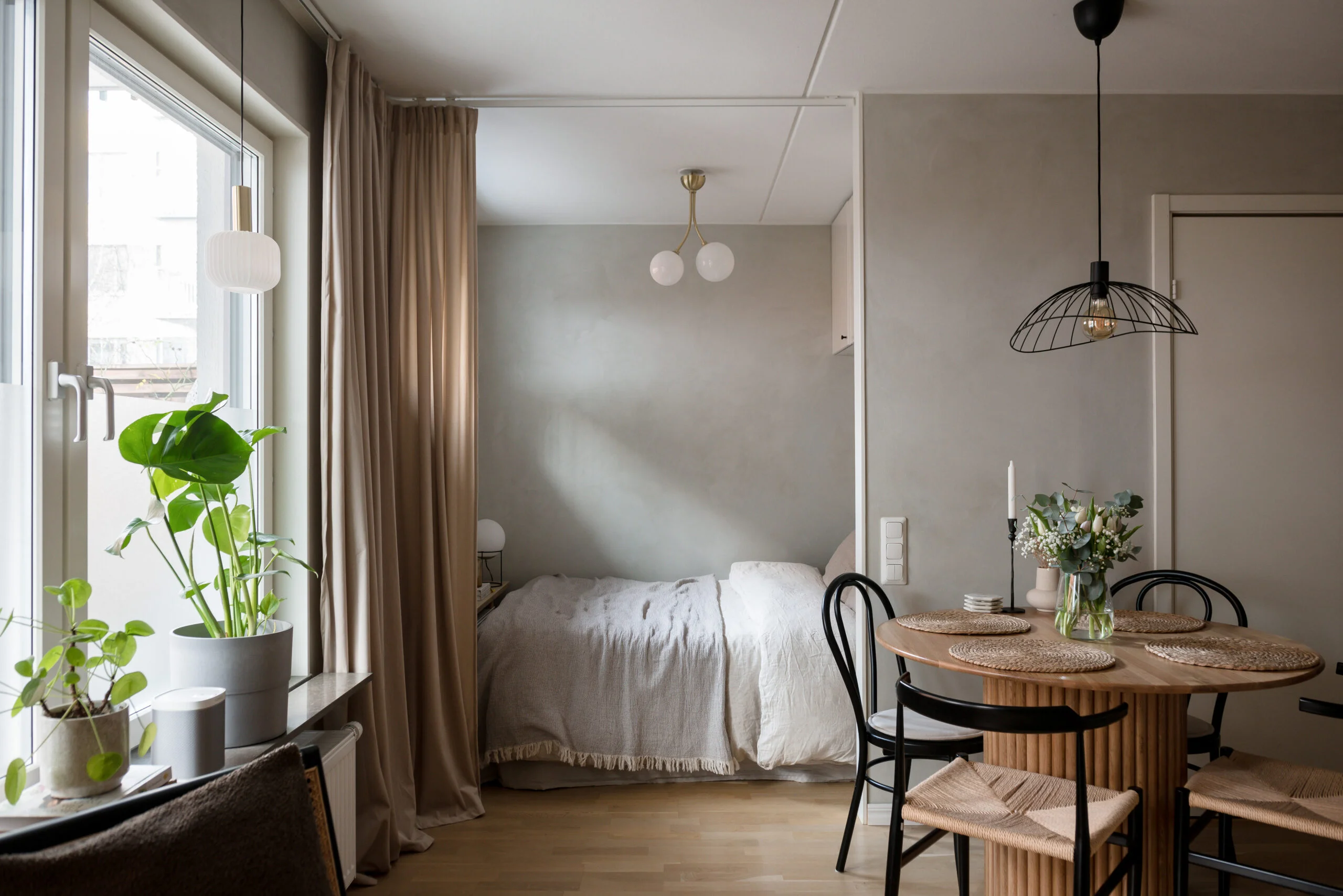 pièce principale avec espace chambre derrière rideau studio 36m2