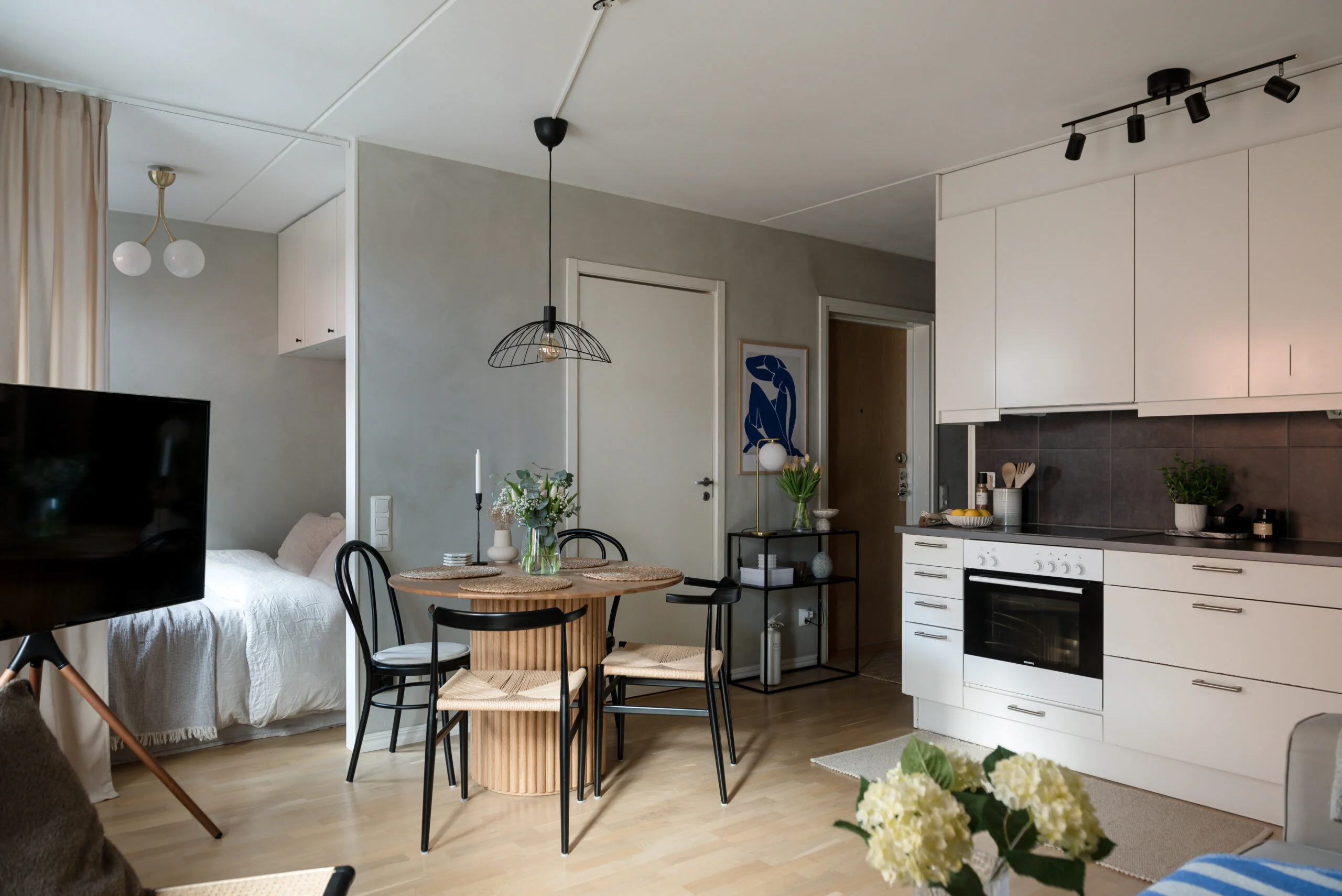 salon avec cuisine ouverte et espace chambre décoration scandinave studio 36m2