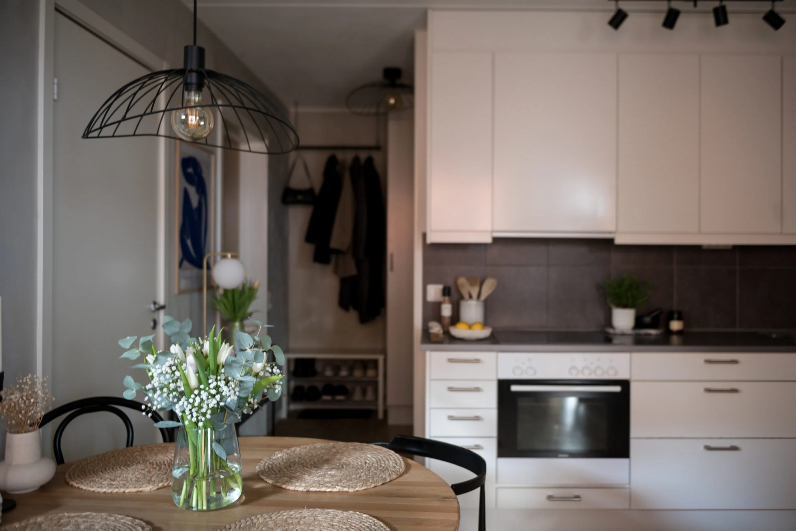 salon avec cuisine ouverte décoration scandinave
