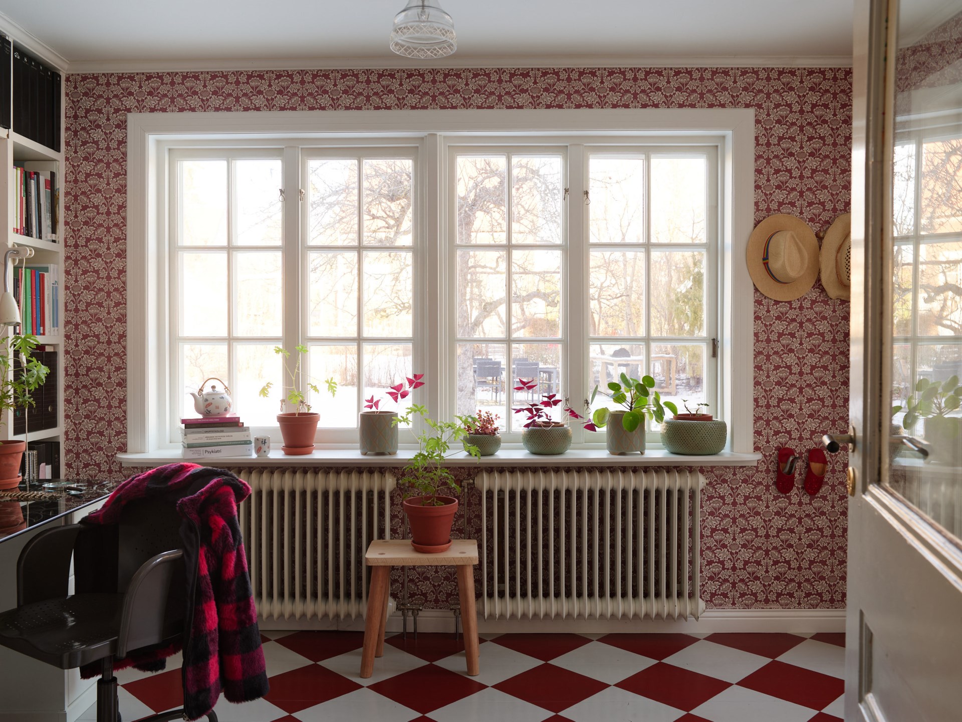 entrée papier-peint rouge sol à damier rouge et blanc décoration vintage entrée papier-peint rouge sol à damier rouge et blanc décoration vintage