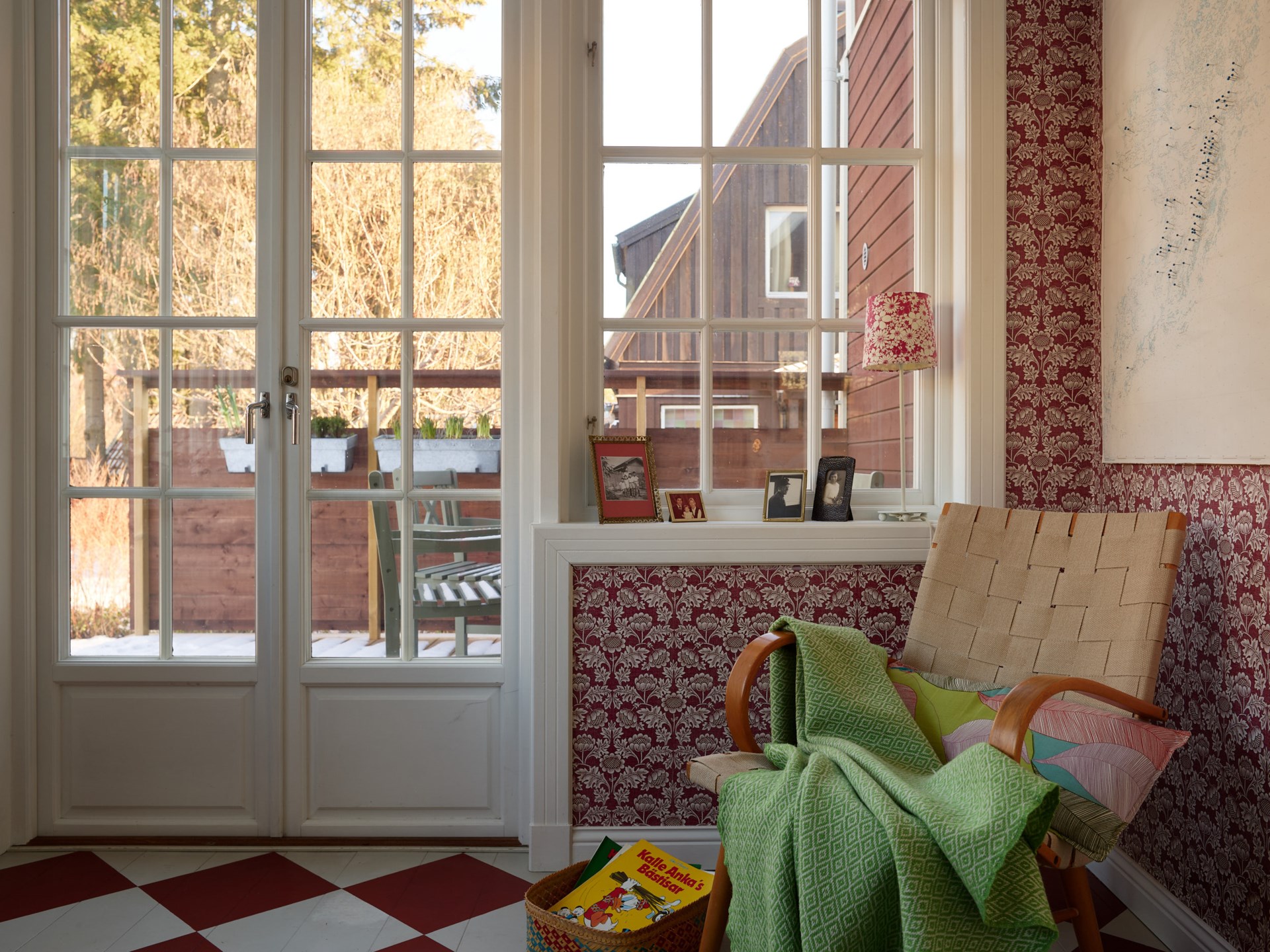 entrée papier-peint rouge sol à damier rouge et blanc décoration vintage entrée papier-peint rouge sol à damier rouge et blanc décoration vintage