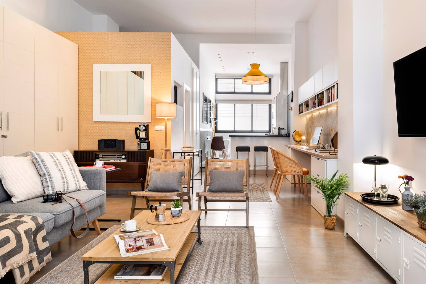 salon petit loft avec patio décoration contemporaine