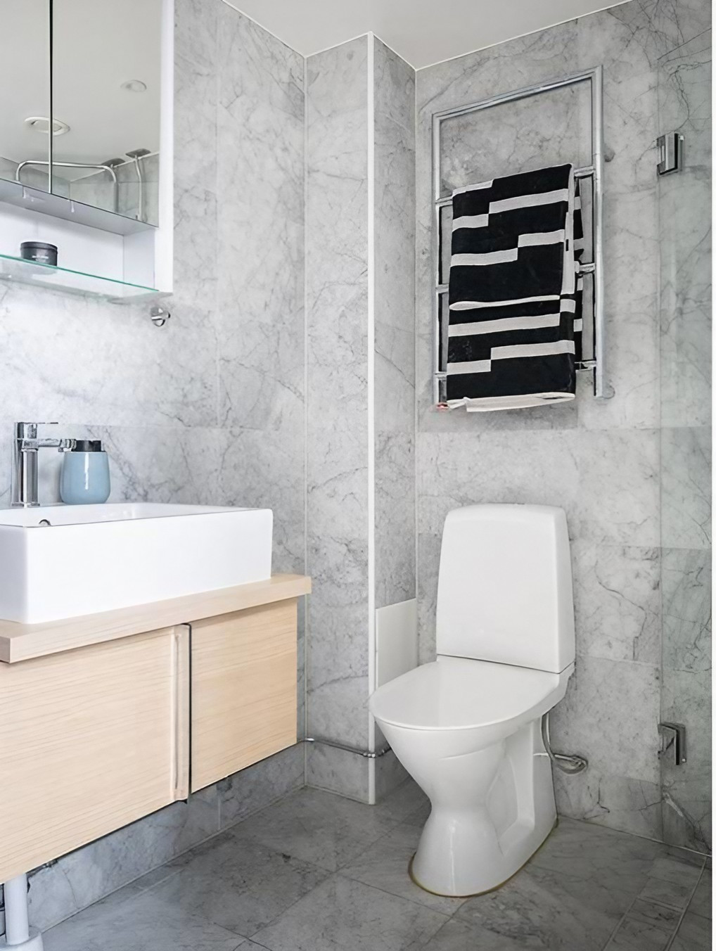 salle de bain bois et marbre gris