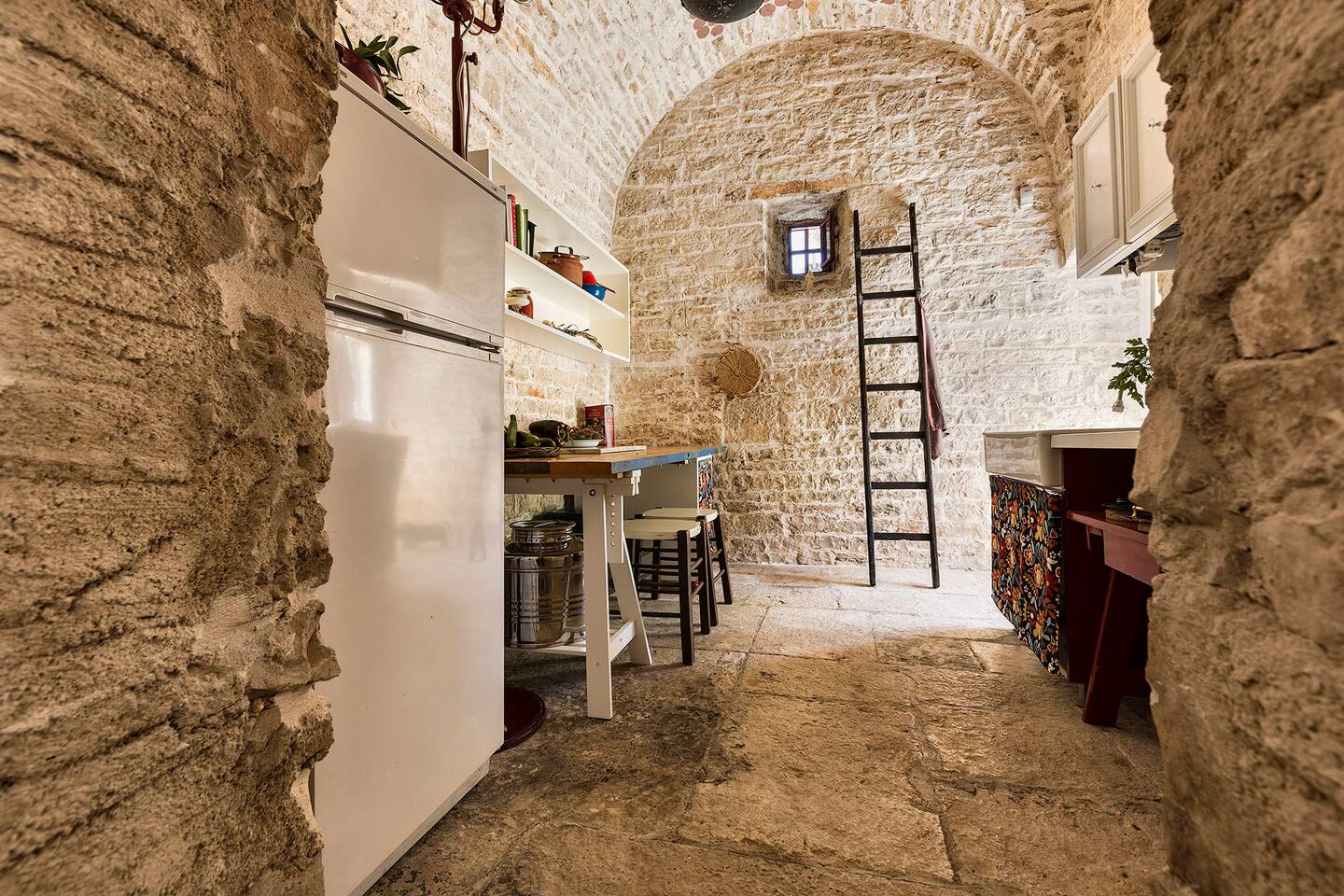 cuisine voûtée maison de vacances en pierres Pouilles