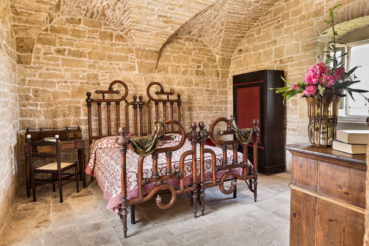 chambre rustique maison de vacances en pierres Pouilles