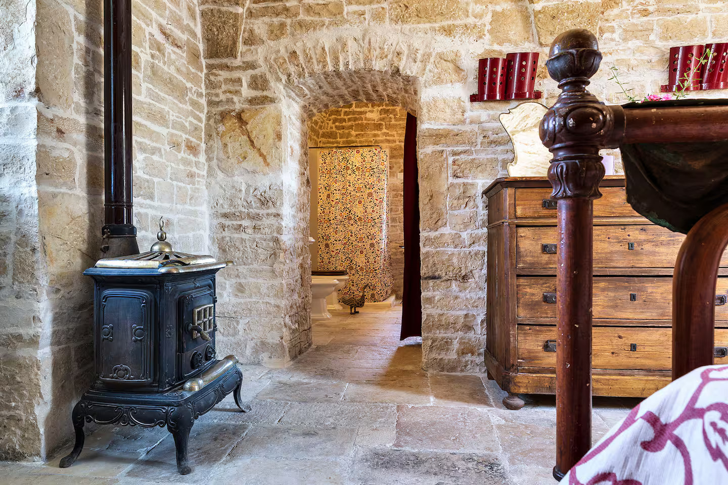 chambre rustique maison de vacances en pierres Pouilles