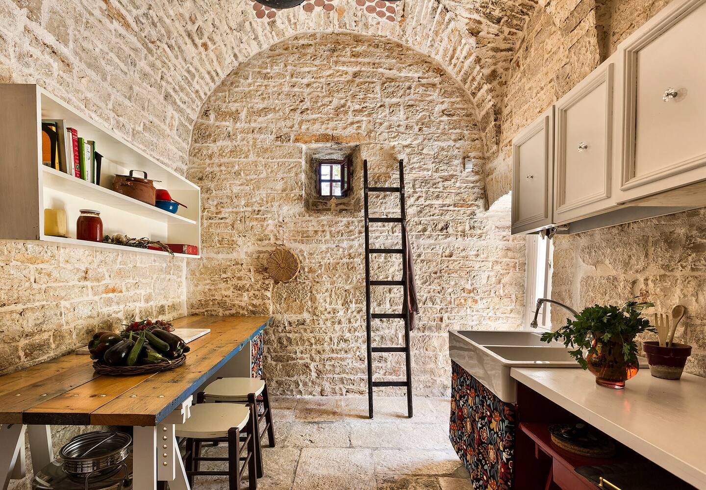 cuisine voûtée maison de vacances en pierres Pouilles