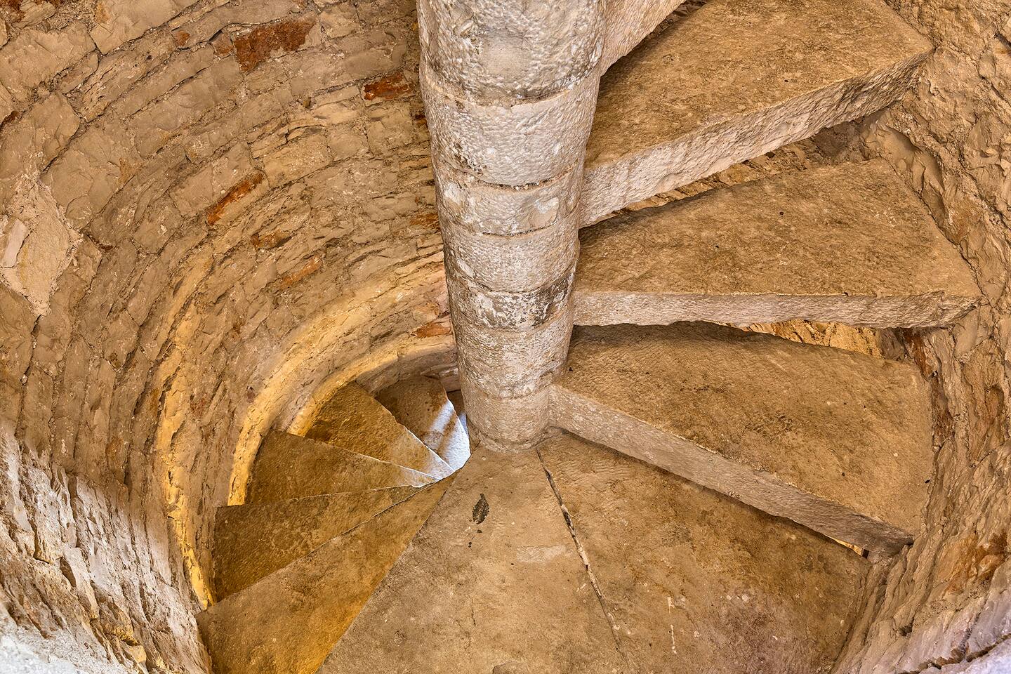 escalier maison ancienne en pierres