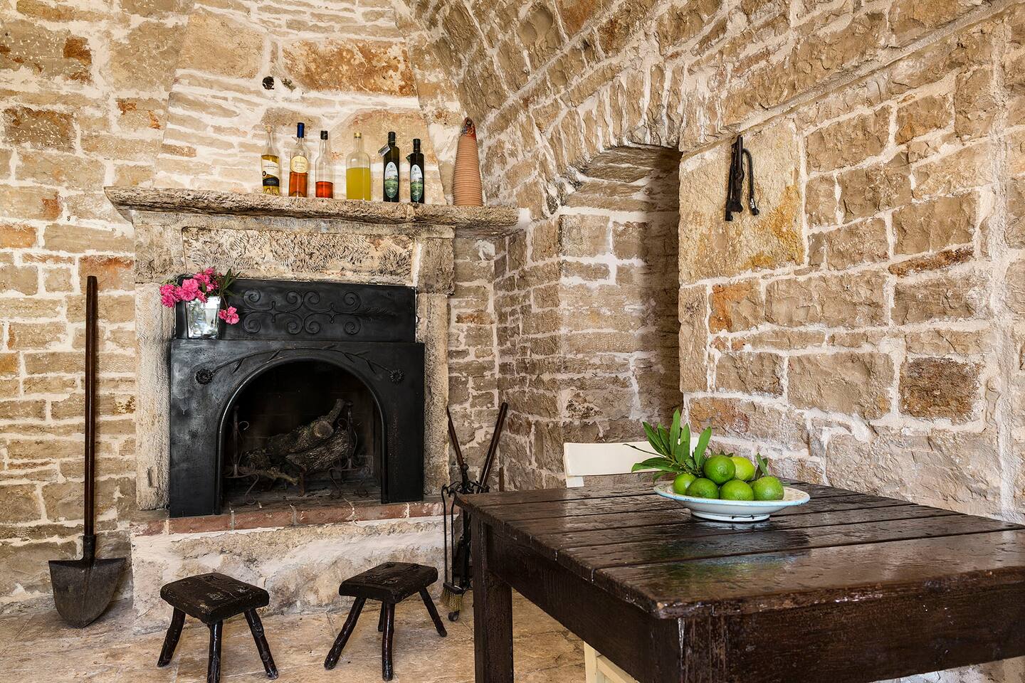 salle à manger avec cheminée ancienne maison de vacances en pierres Pouilles