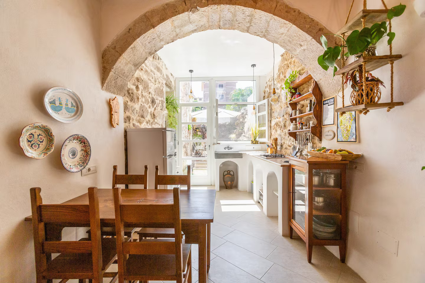 salle à manger avec voûte et cuisine maison en pierres Sardaigne salle à manger avec voûte et cuisine maison en pierres Sardaigne