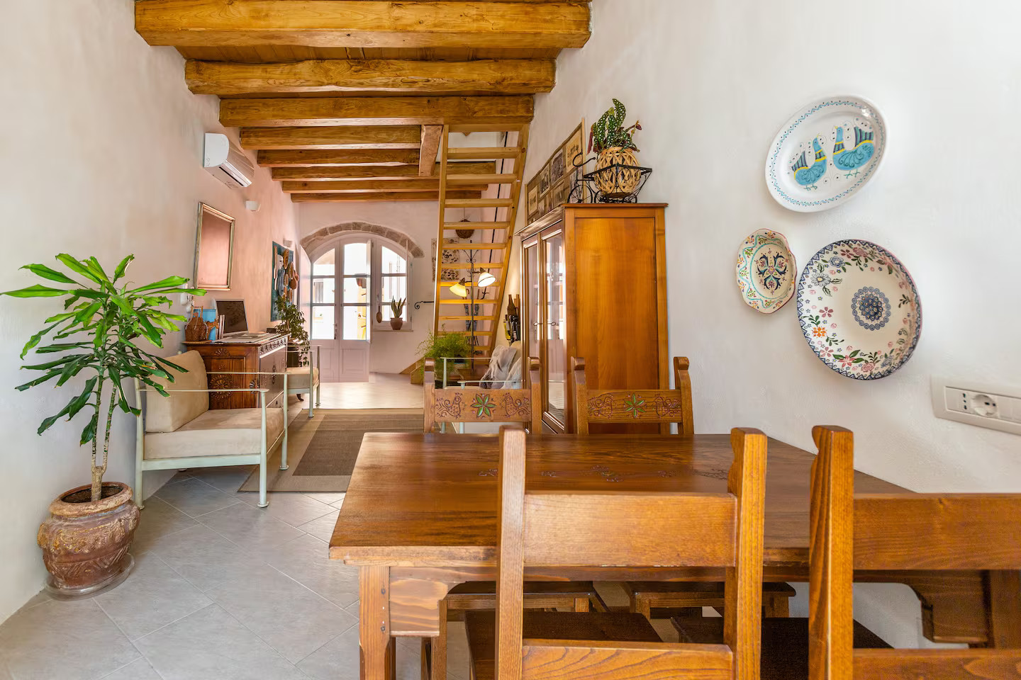 salle à manger et salon avec poutres maison en pierres Sardaigne salle à manger et salon avec poutres maison en pierres Sardaigne