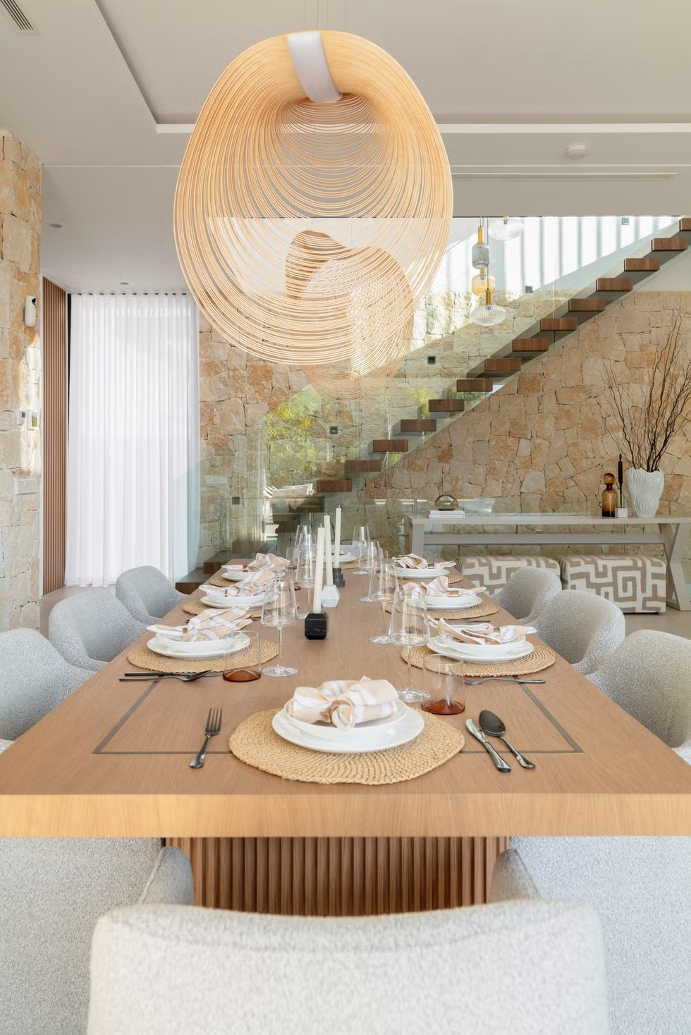 salle à manger mur de pierres décoration contemporaine