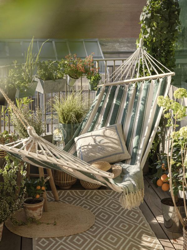balcon urbain avec hamac aménagé par Sostrene Grene