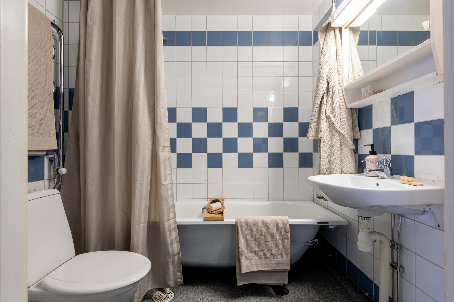 salle de bain blanche et bleue salle de bain blanche et bleue
