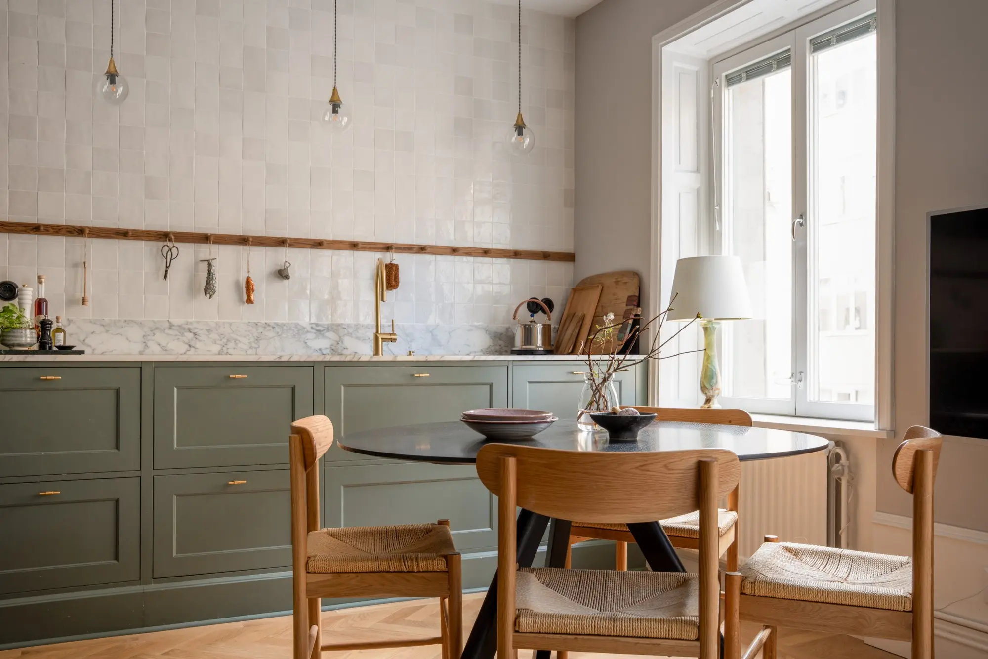 salle à manger avec cuisine ouverte verte trois-pièces 59m2 salle à manger avec cuisine ouverte verte trois-pièces 59m2