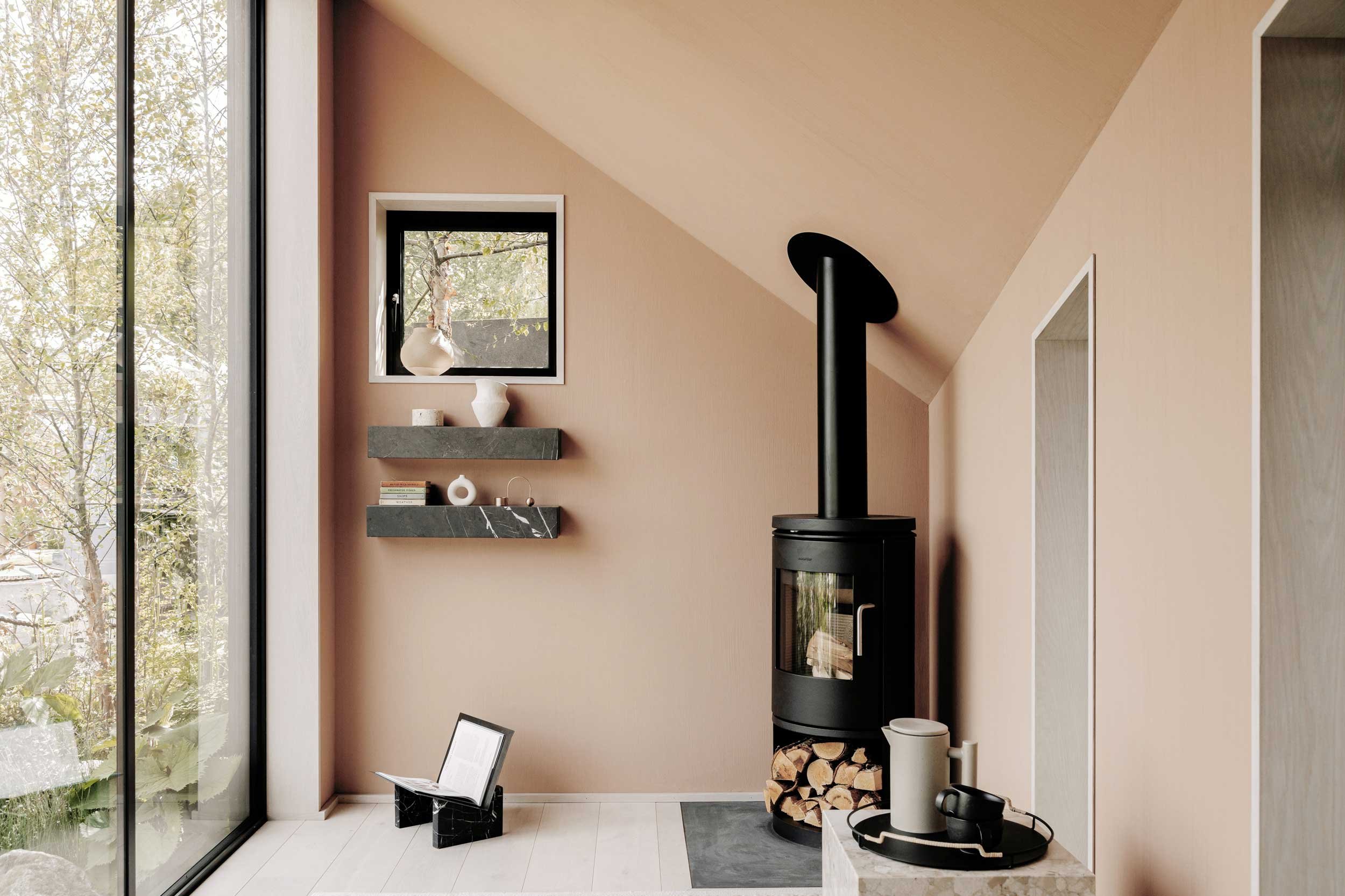 salon avec poêle tiny house Koto salon avec poêle tiny house Koto