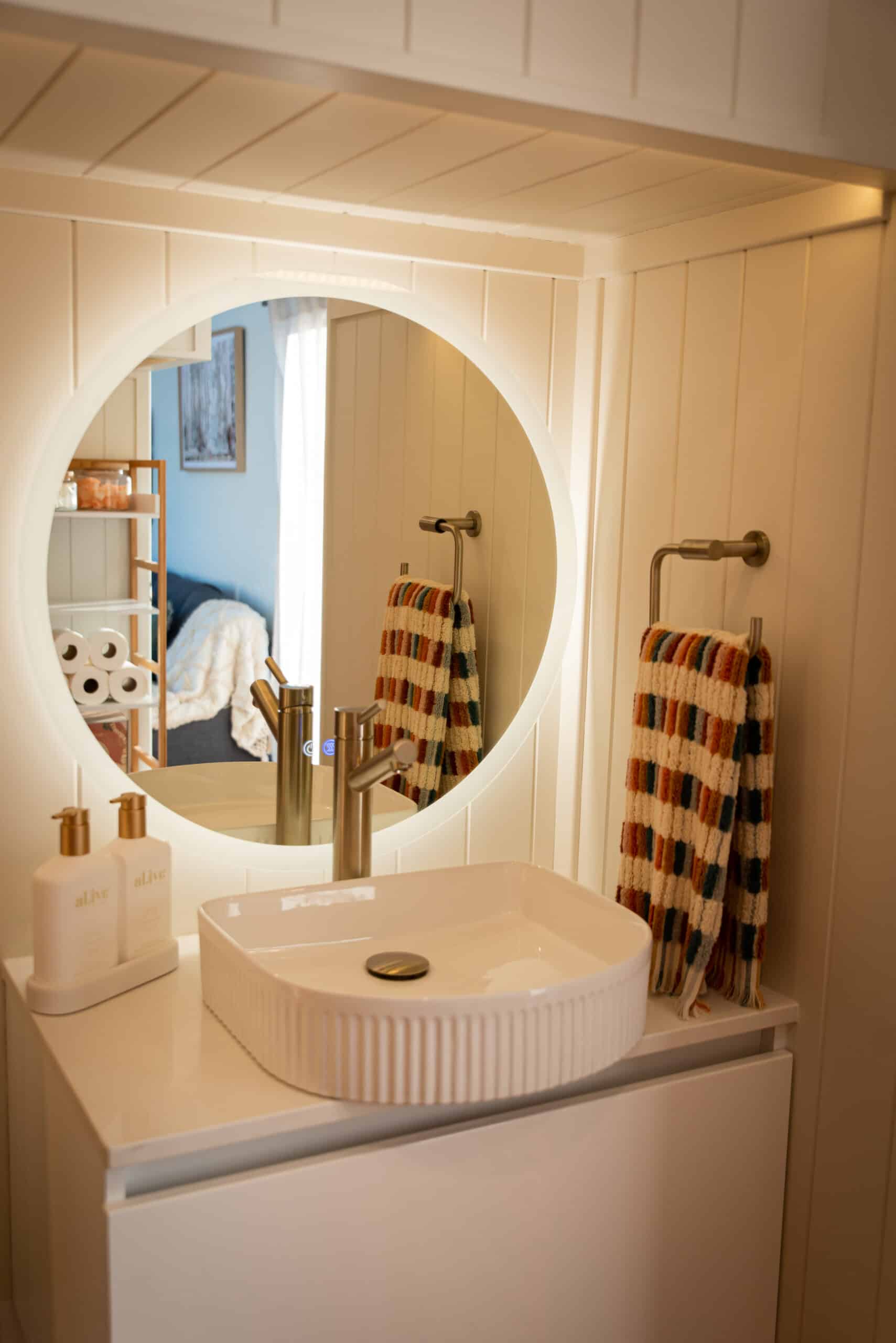 salle de bain petite maison mobile modèle Kookaburra par Unplgd salle de bain petite maison mobile modèle Kookaburra par Unplgd