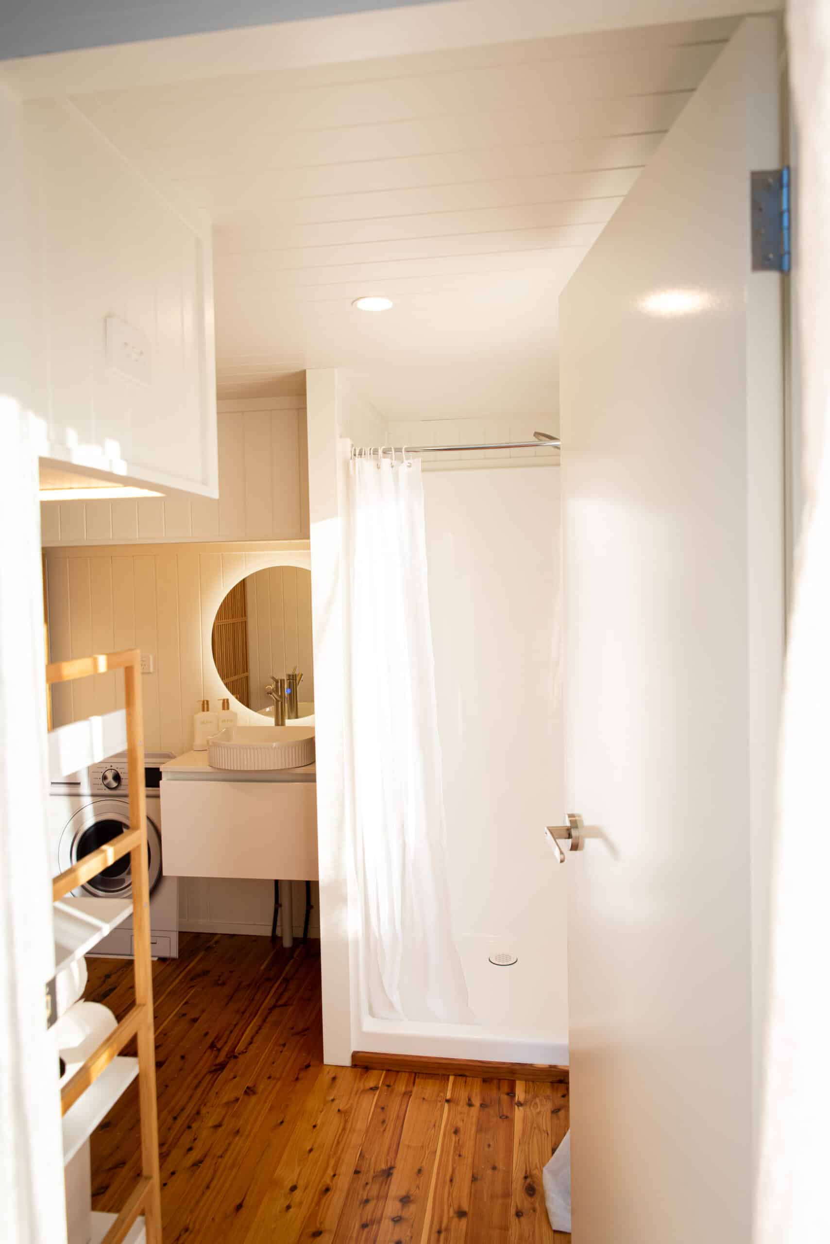 salle de bain petite maison mobile modèle Kookaburra par Unplgd salle de bain petite maison mobile modèle Kookaburra par Unplgd