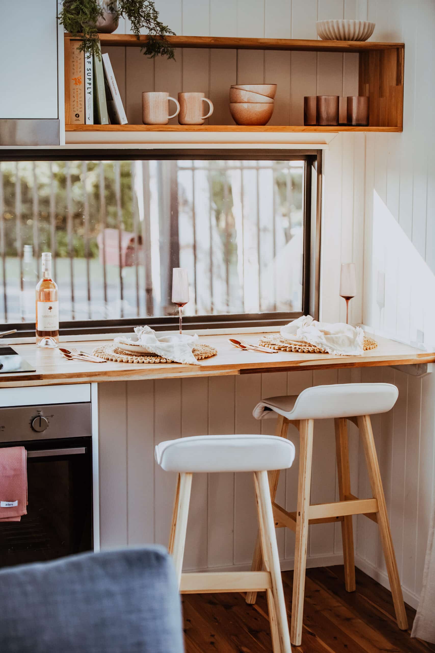 espace travail et repas dans salon petite maison mobile modèle Kookaburra par Unplgd espace travail et repas dans salon petite maison mobile modèle Kookaburra par Unplgd
