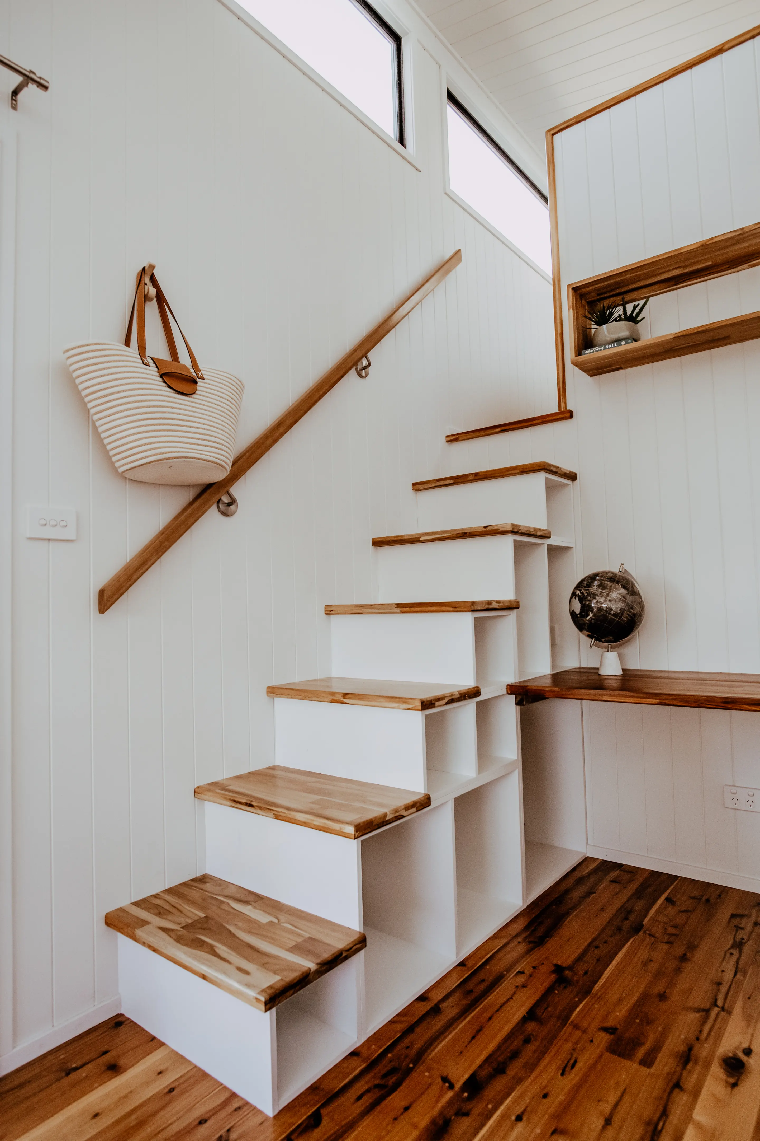 escalier dans salon petite maison mobile modèle Kookaburra par Unplgd escalier dans salon petite maison mobile modèle Kookaburra par Unplgd