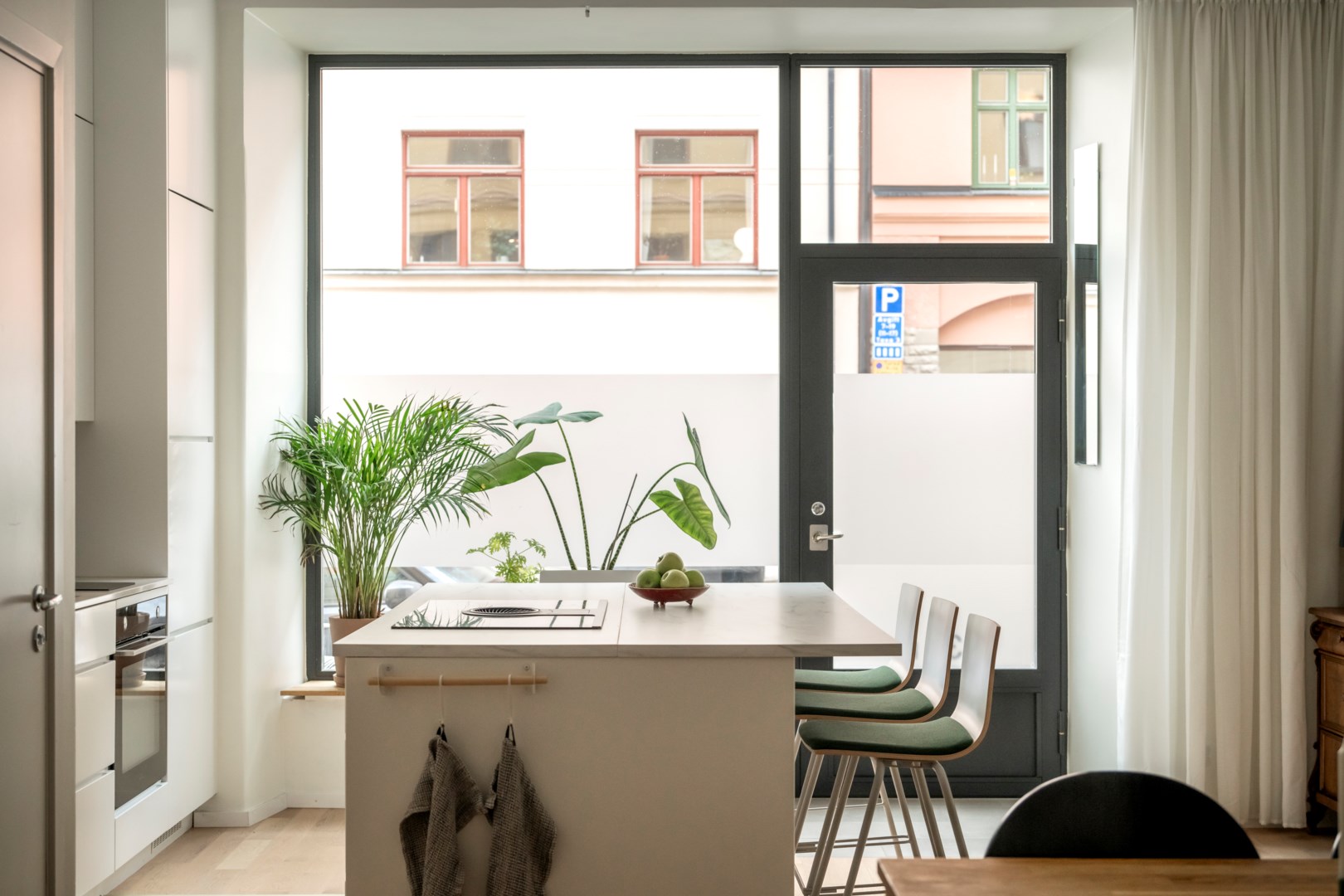 cuisine ouverte design blanche avec îlot