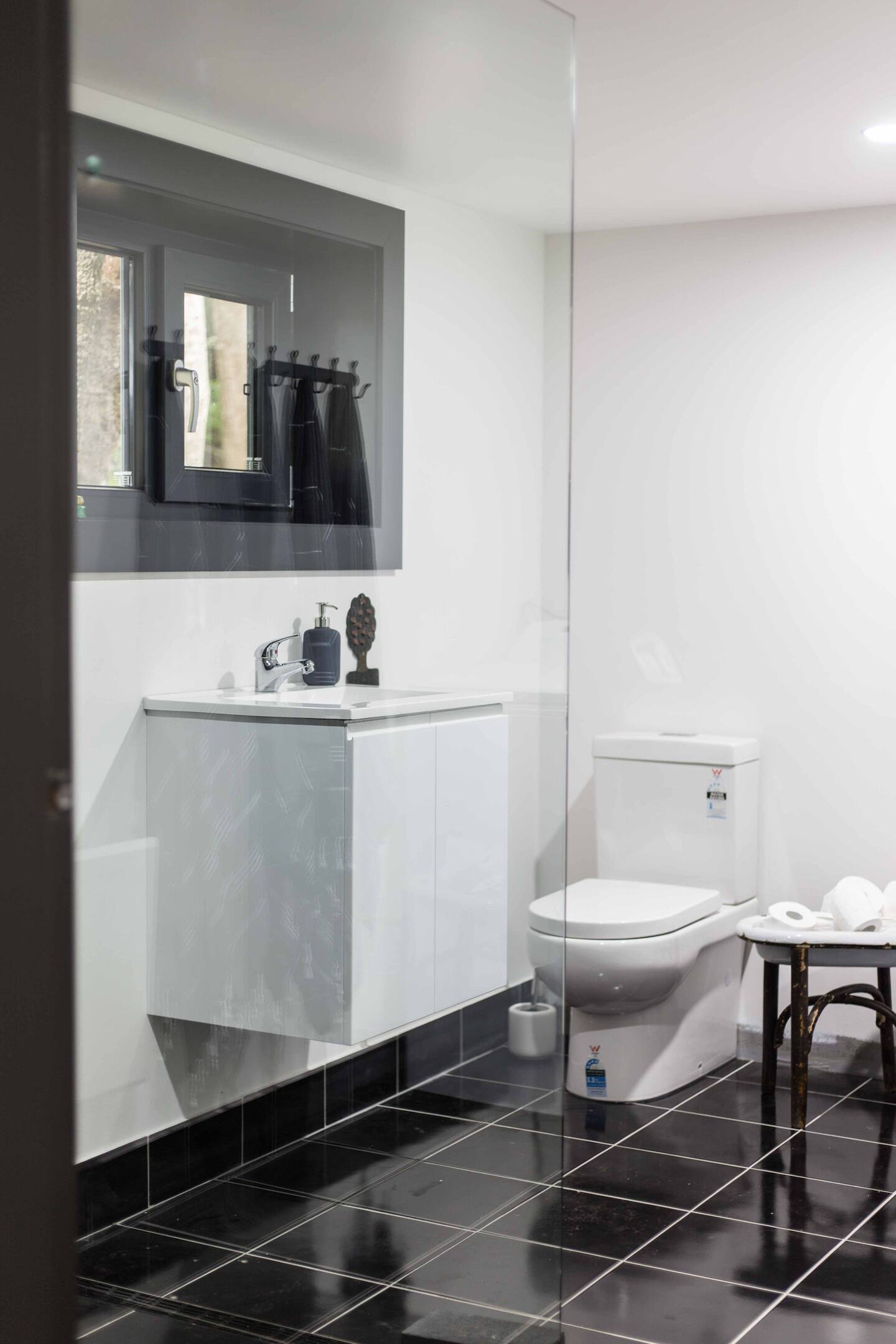 salle de bain design blanc et noir Watershed salle de bain design blanc et noir Watershed