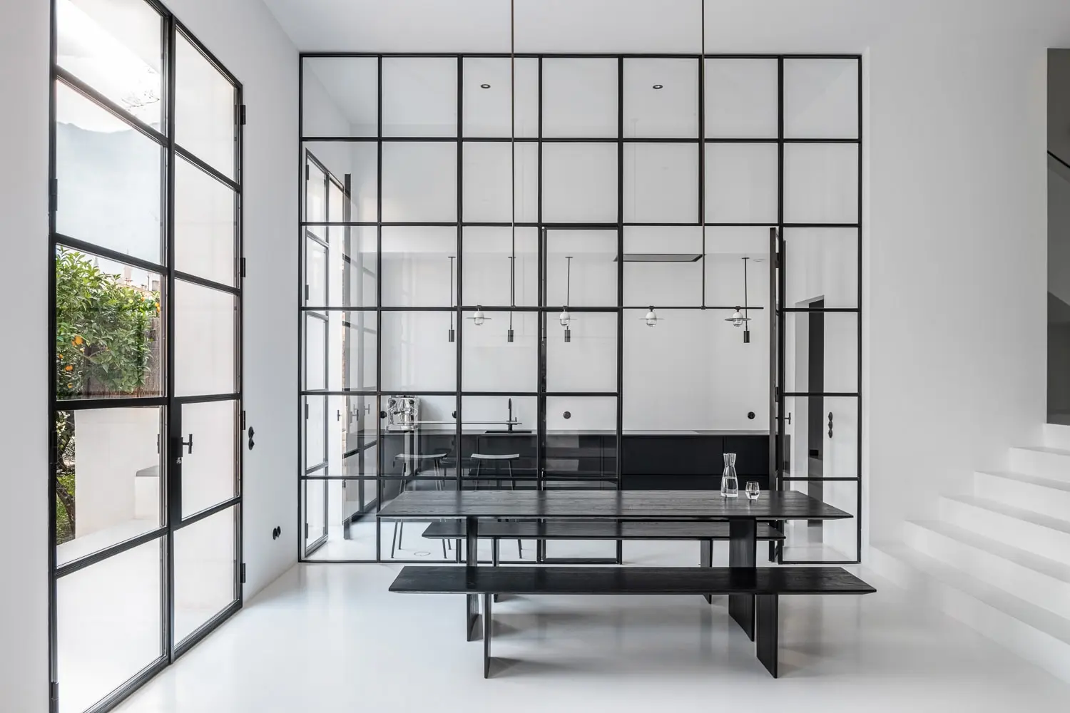 salle à manger et cuisine avec verrière décoration design blanche et noire minimaliste salle à manger et cuisine avec verrière décoration design blanche et noire minimaliste