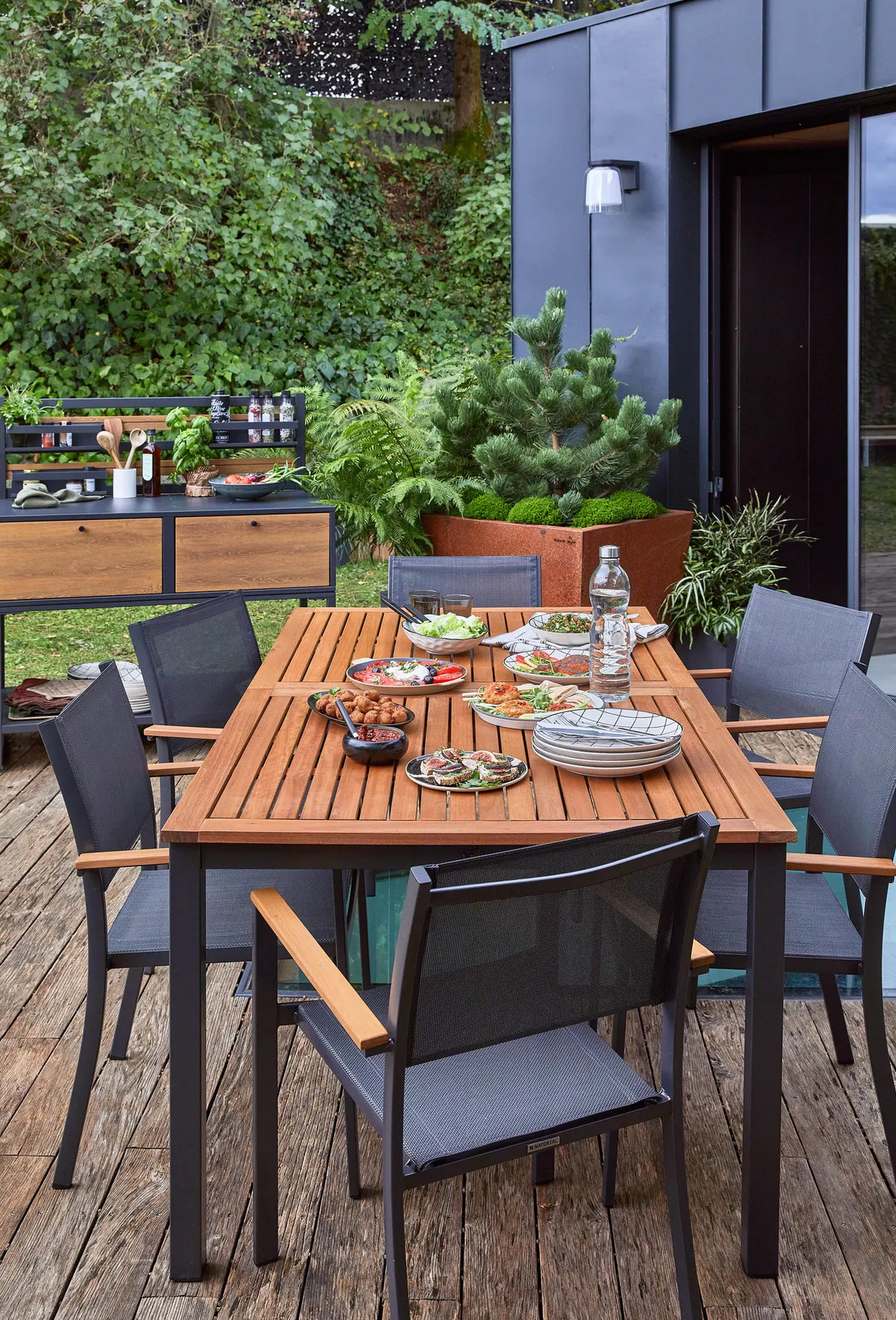 terrasse style industriel avec cuisine d'été