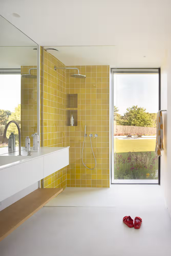 salle de bain jaune et blanche par studio ÁBATON salle de bain jaune et blanche par studio ÁBATON