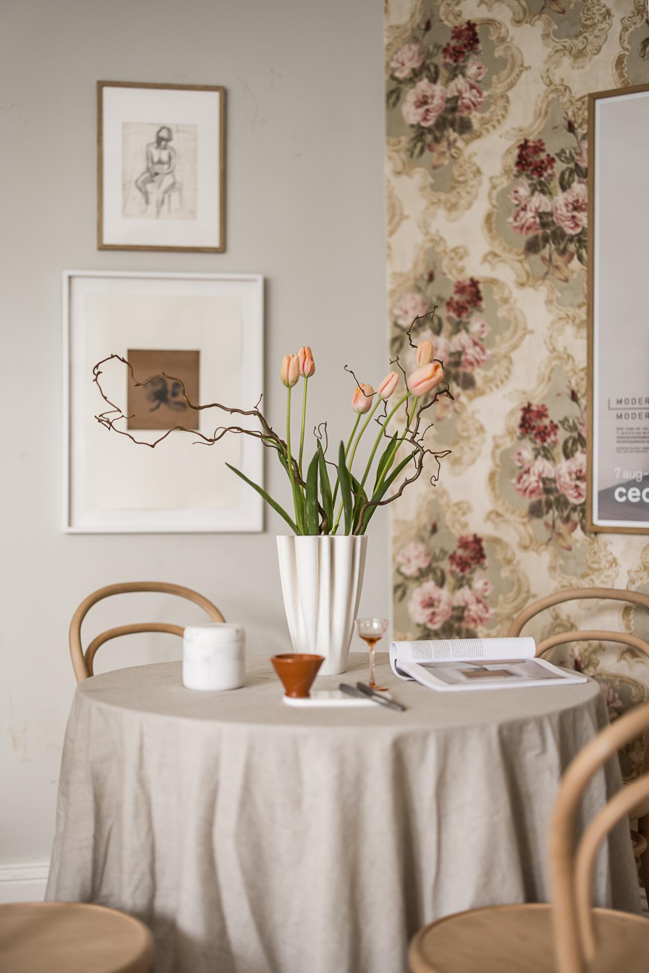 salle à manger papier-peint fleuri vintage beige et rose décoration vintage appartement 55m2 salle à manger papier-peint fleuri vintage beige et rose décoration vintage appartement 55m2