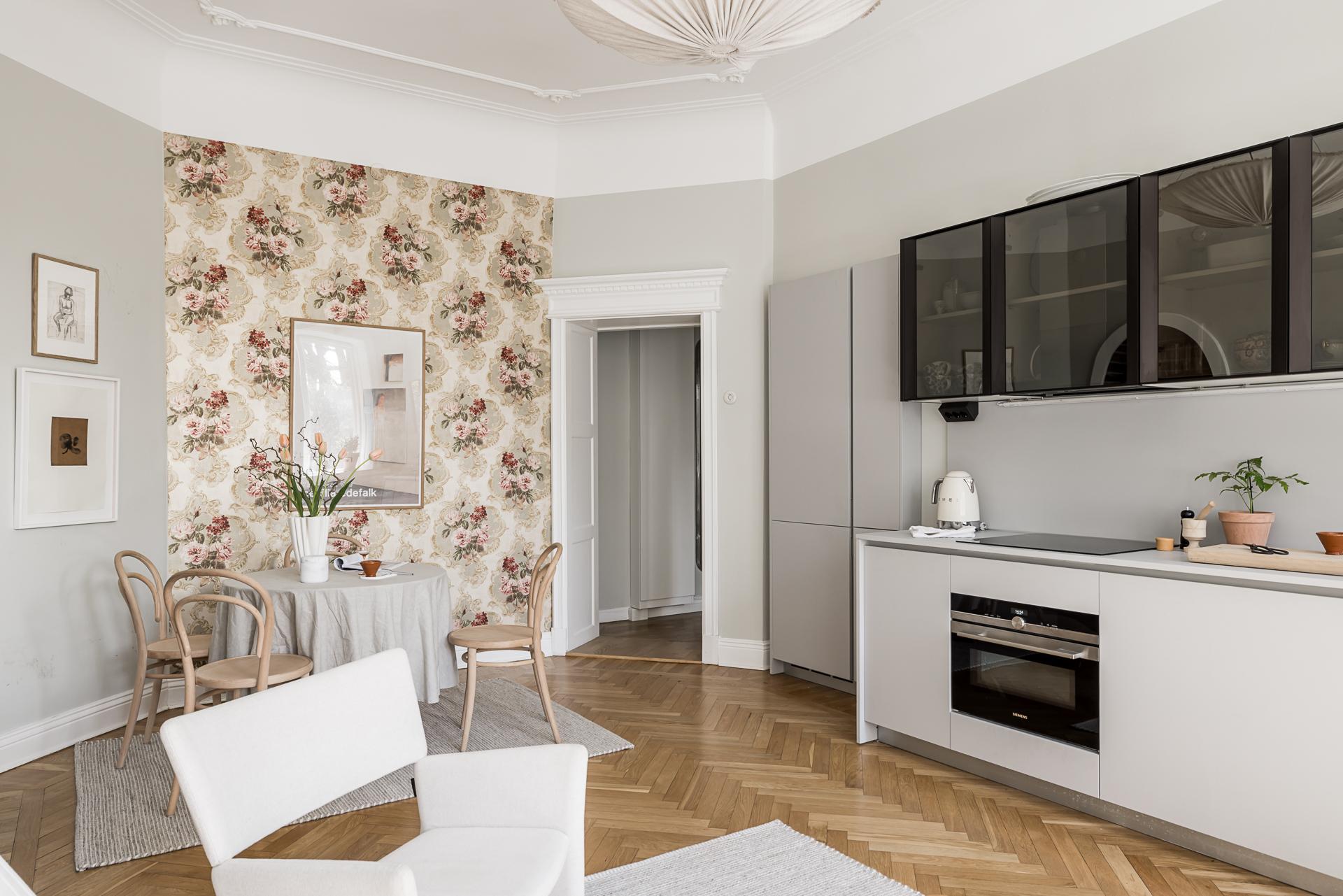 cuisine ouverte et salle à manger papier-peint fleuri décoration vintage appartement 55m2 cuisine ouverte et salle à manger papier-peint fleuri décoration vintage appartement 55m2
