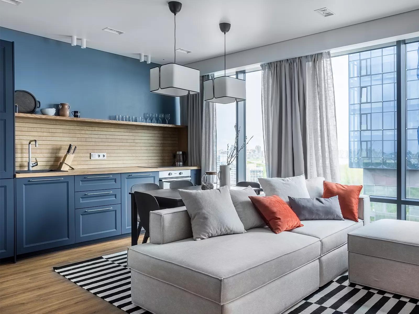 cuisine ouverte bleue et salon appartement 52m2 décoration contemporaine