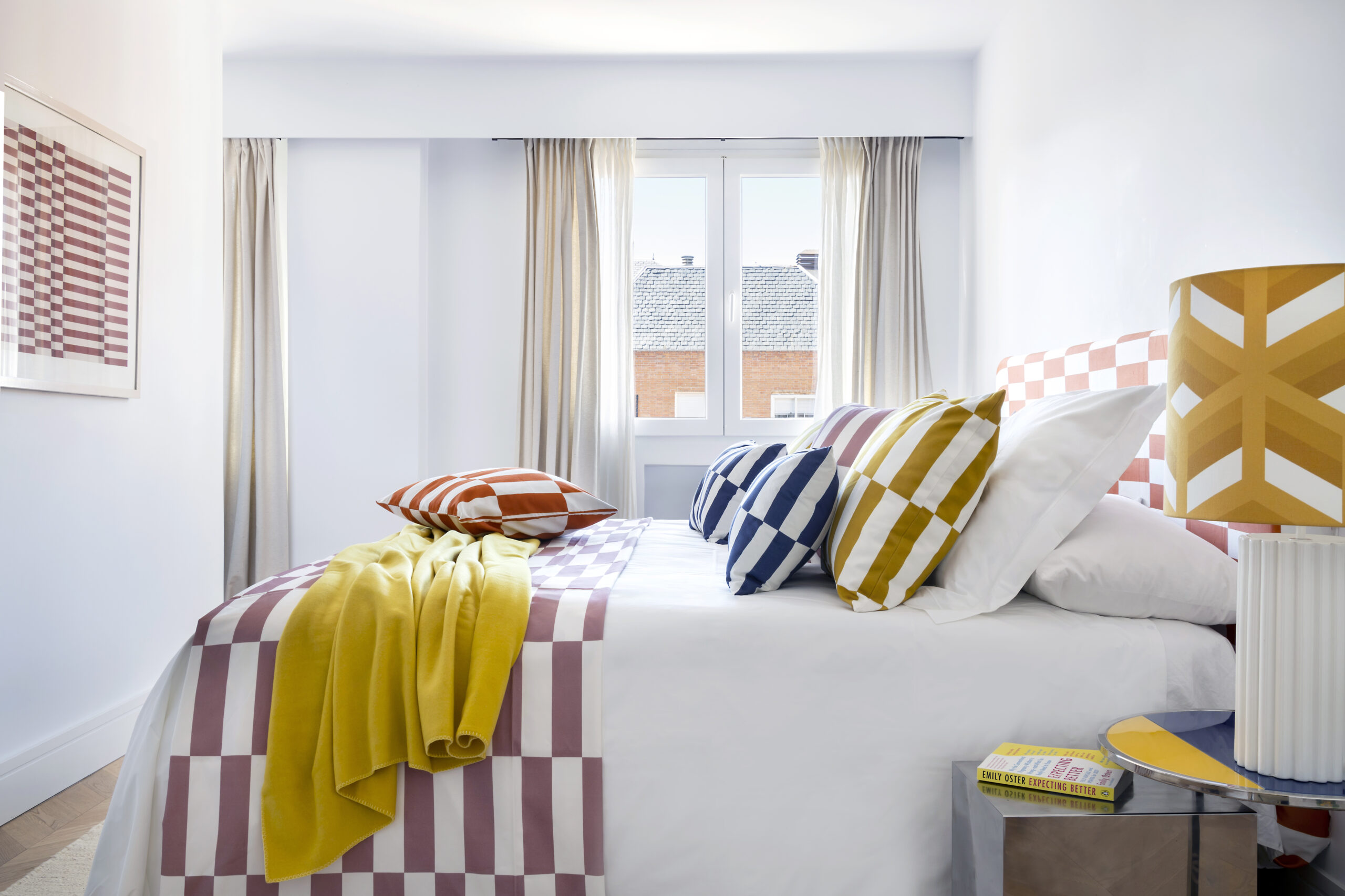 chambre blanche décoration en couleurs